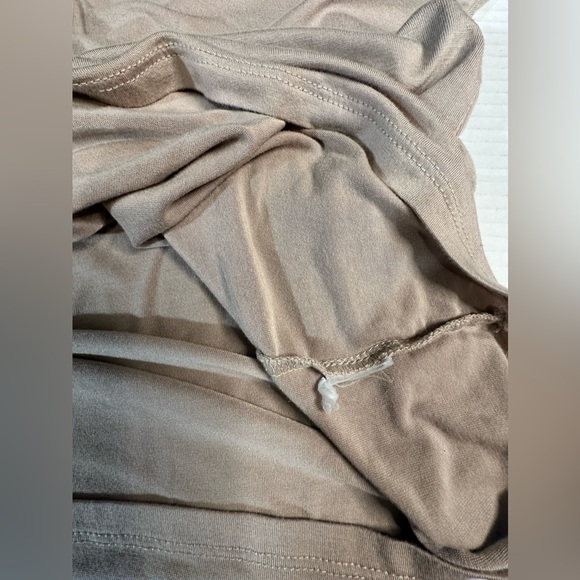 TAHARI Short Sleeve Tan Womens Top Medium Pre- Owned - Picture 5 of 6